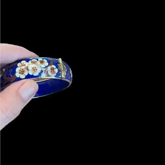 Blue Enamel Floral Vintage Bangle with Hinge Opening - Picture 7 of 10